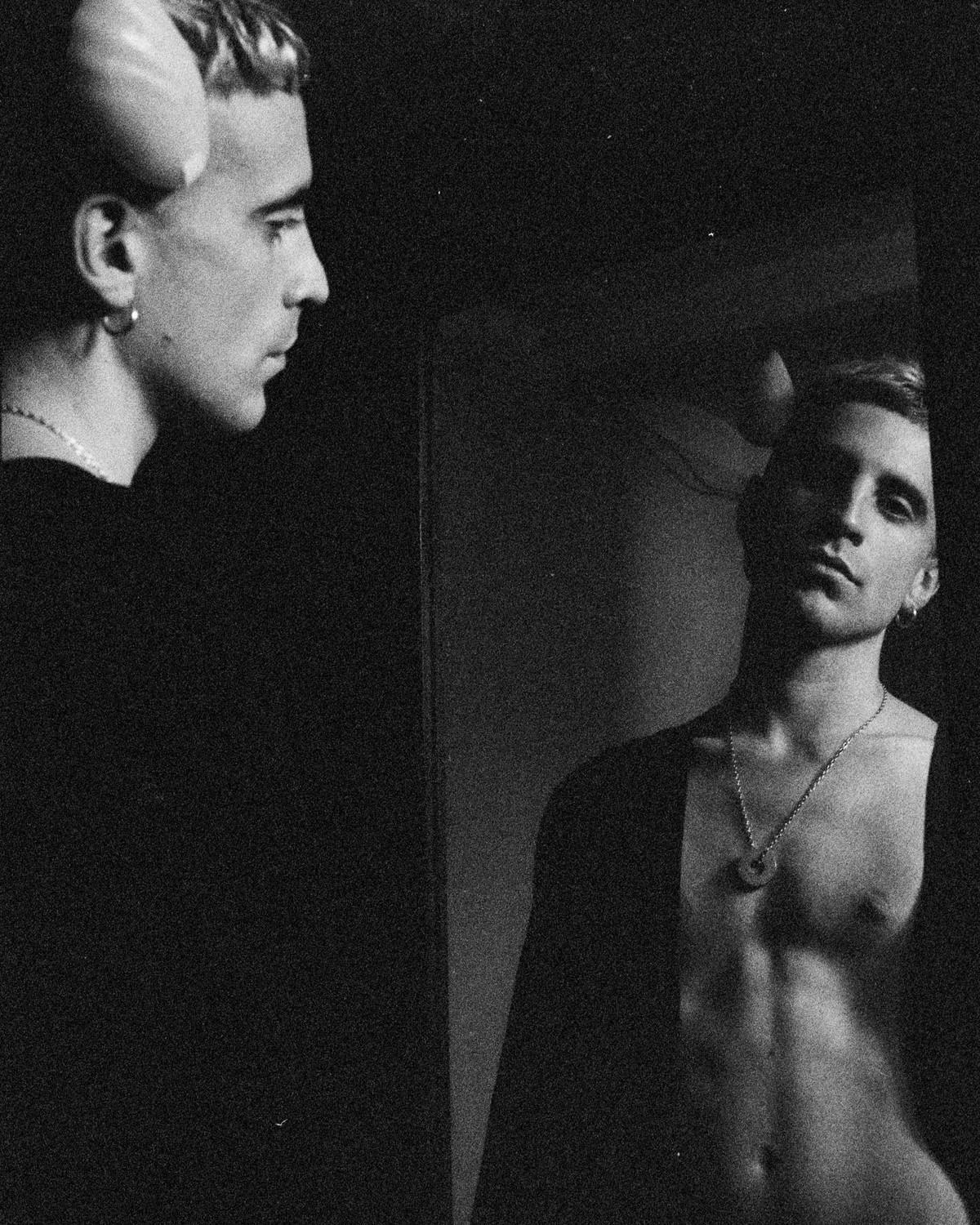 Các vây có trọng lượng 500 gram, có thể sạc bằng năng lượng mặt trời và kết nối với nhiều thiết bị khác nhau qua Wi-Fi.