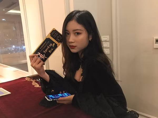 Ở thời điểm hiện tại, tuy nữ streamer Nắng đã "lột xác" với phong cách sắc sảo và quyến rũ hơn nhưng đâu đó vẫn còn hình bóng của sự ngây thơ như lúc xưa.