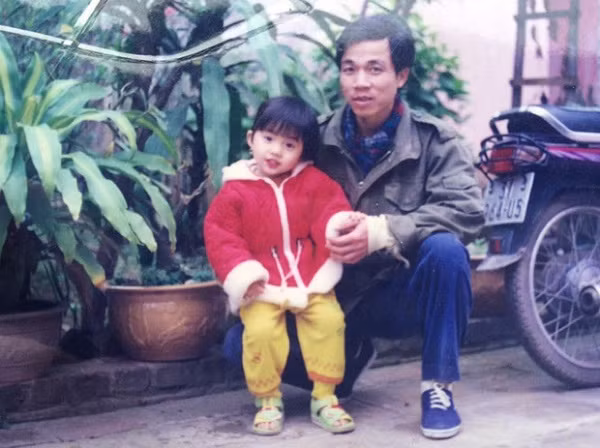  Linh Ngọc Đàm tung ảnh ngày bé chụp bên gia đình khiến không ít fan phải xuýt xoa về nhan sắc của cô nàng hot streamer này.