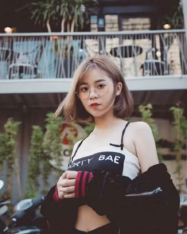 Còn hiện tại cô nàng đã ''biến hình'' ngày càng xinh đẹp, cá tính, gu ăn mặc cũng táo bạo và trưởng thành hơn. Nhiều người hâm mộ còn nhận xét rằng MisThy như đang ''lão hóa ngược'' khi cô nàng xuất hiện với hình tượng ngày càng trẻ trung.