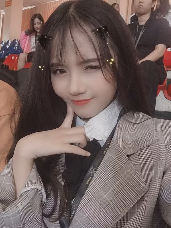 Còn phiên bản Hường Lulii của hiện tại thì khiến cánh mày râu ''say như điếu đổ'' vẫn bởi nhan sắc xinh đẹp nhưng đã nữ tính hơn rất nhiều, thậm chí còn có phần nào vẻ quyến rũ.