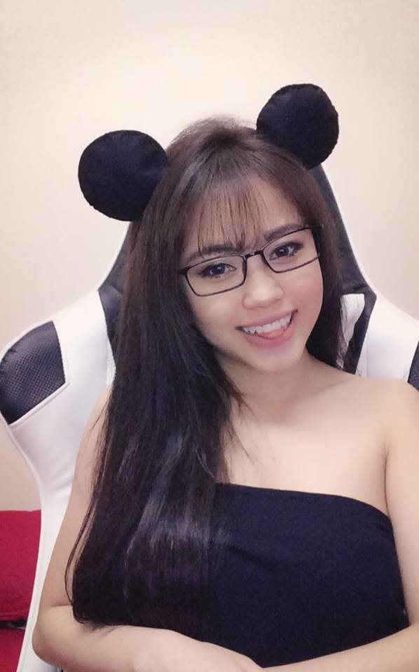 Lai Lai (Vũ Hoài Trinh) là một nữ streamer đã bước chân vào làng game Việt được 2 năm, nếu là một game thủ chắc hẳn nhiều người sẽ nhận ra cô nàng này đã từng gây chú ý khi chụp ảnh chung với nữ streamer Linh Ngọc Đàm.