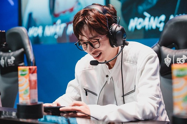 Những tưởng ViruSs bị bạn gái ''bơ đẹp'' hay giận dỗi, thì động thái Ngân Sát Thủ lập tức vào bình luận đã chứng minh, dù không addfriend nhưng cả hai người vẫn quan tâm nhau cả ngoài đời lẫn trên mạng xã hội.