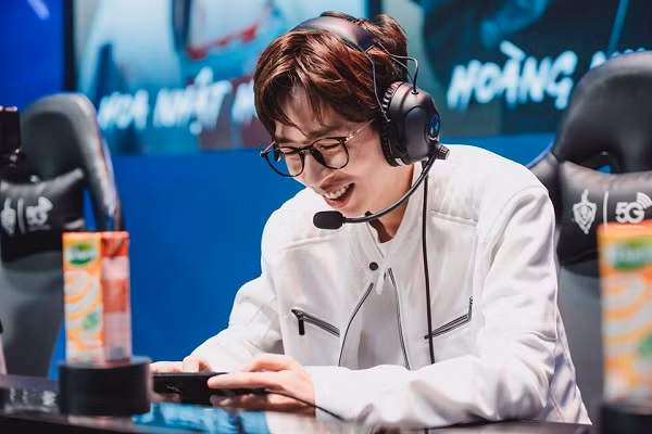 Những tưởng ViruSs bị bạn gái ''bơ đẹp'' hay giận dỗi, thì động thái Ngân Sát Thủ lập tức vào bình luận đã chứng minh, dù không addfriend nhưng cả hai người vẫn quan tâm nhau cả ngoài đời lẫn trên mạng xã hội.