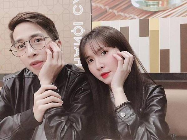 Mặc dù không chính thức thừa nhận và luôn mập mờ thể hiện mối quan hệ anh trai và ''em gái mưa'' trước công chúng, người hâm mộ không khó để nhận ra mối quan hệ thật sự của cặp đôi streamer đình đám ViruSs và Ngân Sát Thủ.