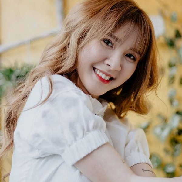 Ngân ST nũng nịu: ''Anh có thể lấy ảnh bé 2020 được không ạ'', kèm theo bức ảnh cả hai chụp chung vô cùng thân mật.