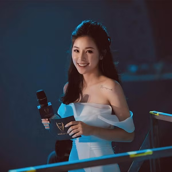 Với lối dẫn cuốn hút, thông minh, nhan sắc xinh đẹp, Minh Anh nhanh chóng "chiếm trọn" cảm tình của cộng đồng game thủ khi đảm nhiệm vai trò MC trong các chương trình game lớn như Đấu trường danh vọng 2019, eSports TV,...