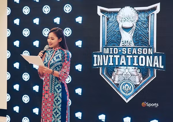 Cô nàng còn cực kỳ đa tài khi từng là nhiếp ảnh gia tại VietGoal, thông thạo nhiều ngoại ngữ và đạt giải Quán quân Gương mặt thương hiệu Dell VN 2018.