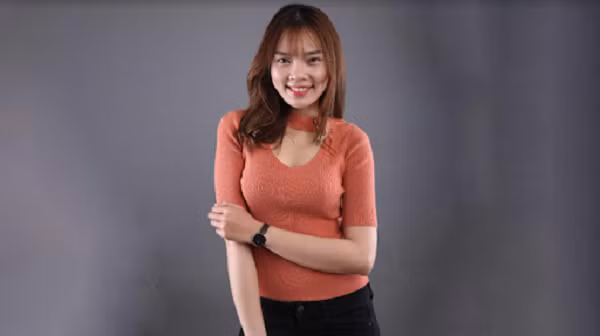 Hiện, Hải Bình là MC của VETV từ trước tới nay, với Series eSports247. Cô cũng thường xuyên live stream trên Garena Live.