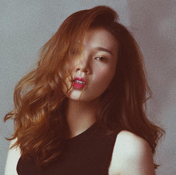 MC Hải Bình gây ấn tượng với cộng đồng eSports khi sở hữu chiều cao "siêu mẫu" 1m73 cùng ngoại hình ưa nhìn. Cô nàng có lối dẫn thông minh, kiến thức sâu rộng về game chẳng kém cạnh cánh mày râu.