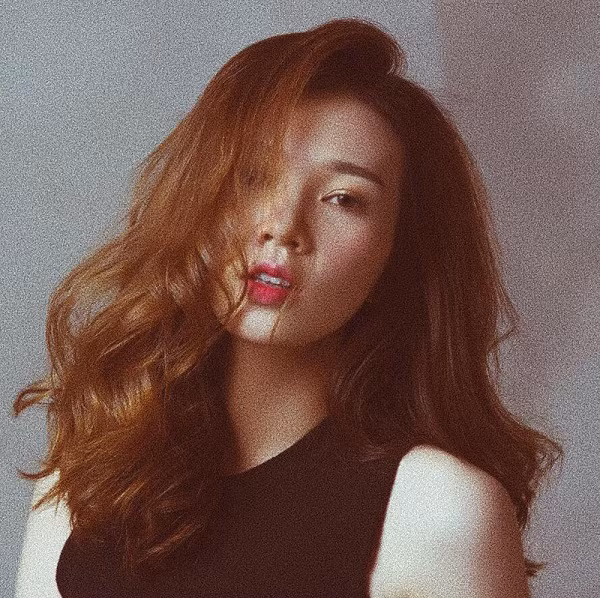 MC Hải Bình gây ấn tượng với cộng đồng eSports khi sở hữu chiều cao "siêu mẫu" 1m73 cùng ngoại hình ưa nhìn. Cô nàng có lối dẫn thông minh, kiến thức sâu rộng về game chẳng kém cạnh cánh mày râu.