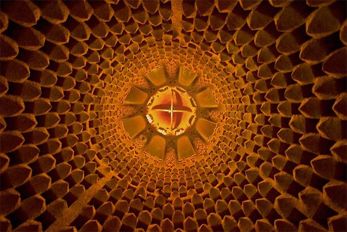 Tháp chim bồ câu điển hình có hình trụ, được xây bằng gạch bùn không nung, vôi và thạch cao. Các tháp có đường kính từ 10 đến 22m và cao từ 18m trở lên, có thể nuôi tới 14.000 con chim bồ câu. Tháp này được xây dựng như những pháo đài bất khả xâm phạm có thể che chở chim bồ câu khỏi những kẻ săn mồi. Kích thước nhỏ của lối vào ngăn các loài chim lớn như diều hâu, cú hoặc quạ.