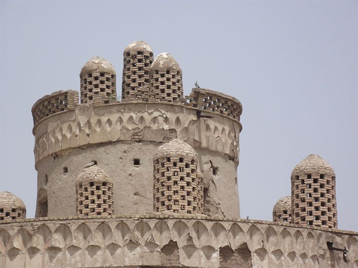 Phân chim bồ câu và tháp bồ câu đã trở nên lỗi thời về mặt chức năng do sự phát triển của phân bón hóa học và hóa chất thuộc da hiện đại. Trong số 300 tháp còn lại đến ngày nay xung quanh Isfahan, 65 tháp được bảo vệ bằng cách được đưa vào danh sách di sản quốc gia. Một số tháp vẫn thu hút những đàn chim bồ câu tự nhiên đậu bên trong.