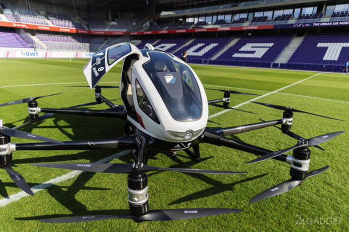 EHANG 216 có thiết kế thân hẹp, 2 chỗ ngồi cho hành khách và nặng khoảng 340kg, dùng 16 cánh quạt có thể cất và hạ cánh thẳng đứng.