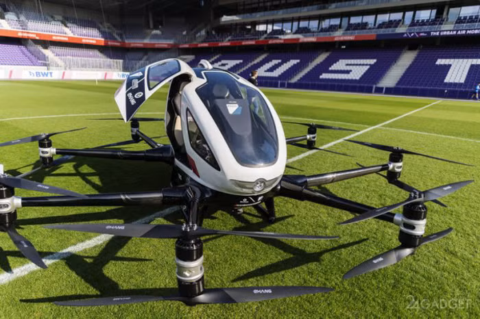 EHANG 216 có thiết kế thân hẹp, 2 chỗ ngồi cho hành khách và nặng khoảng 340kg, dùng 16 cánh quạt có thể cất và hạ cánh thẳng đứng.