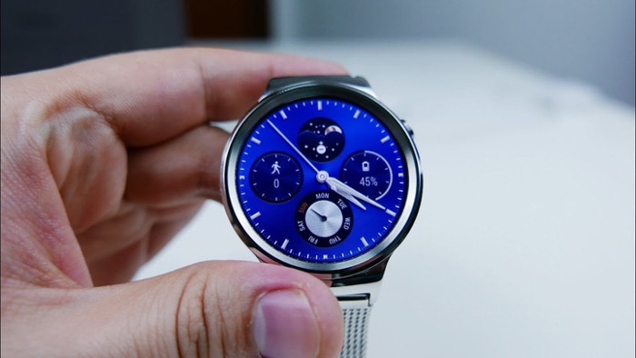 Huawei gia nhập cuộc chơi vào năm 2015 với chiếc Huawei Watch. Với màn hình OLED tròn 1.4-inch phủ tinh thể Sapphire, đây là một chiếc đồng hồ Android Wear phong cách. Sau này, công ty chuyển sang dùng nền tảng wearable do chính họ phát triển.