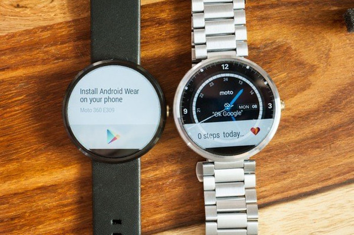Motorola giới thiệu Moto 360 vào năm 2014 với màn hình tròn viền mỏng, và phần điều khiển màn hình được đưa vào dưới đáy màn hình, khiến nó không thực sự tròn hoàn toàn, mà giống như một chiếc lốp xe bị xẹp thì đúng hơn. Với một mức giá phải chăng và chạy Android Wear, Moto 360 trở nên khá phổ biến.