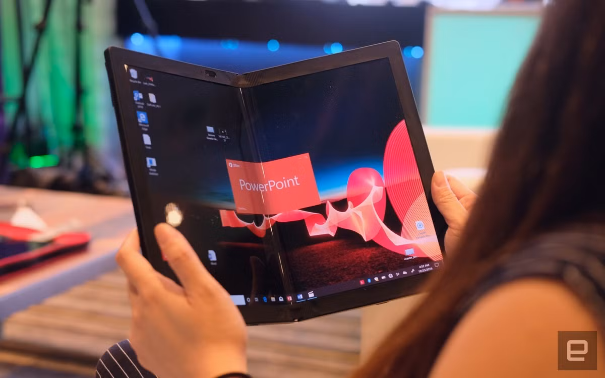 Về cấu hình phần cứng, Lenovo chỉ nói rằng ThinkPad X1 Fold sẽ chạy vi xử lý mới nhất của Intel, sử dụng công nghệ "hybrid" và có thể sẽ sớm được Intel tiết lộ thêm tại sự kiện CES trong tuần này. Ngoài ra, công ty cũng hứa hẹn rằng thiết bị sẽ có thời lượng pin khủng lên tới 11 giờ.