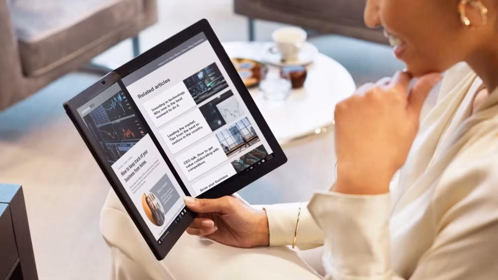 Ngoài kết nối Bluetooth với các thiết bị ngoại vi, máy còn được trang bị mạng không dây 5G để phục vụ làm việc từ xa. Máy cũng sử dụng bộ xử lý Intel Core i5 công nghệ lai để bảo đảm hoạt động như một máy tính thông thường.