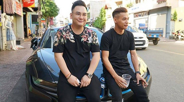 Để thể hiện độ ngầu của mình, chàng streamer đã tự tay cầm lái chiếc BMW i8 có giá gần 8 tỷ đồng khi đến nhà cô dâu.