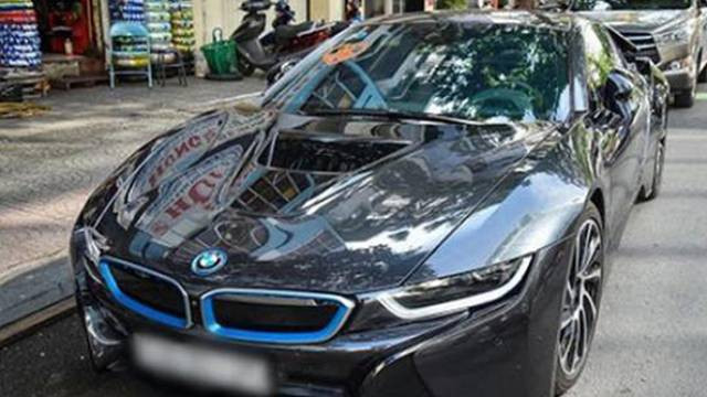BMW i8 ra mắt vào năm 2015, gây ấn tượng mạnh với công nghệ module sử dụng vật liệu sợi carbon cường lực và kính Gorilla Class.