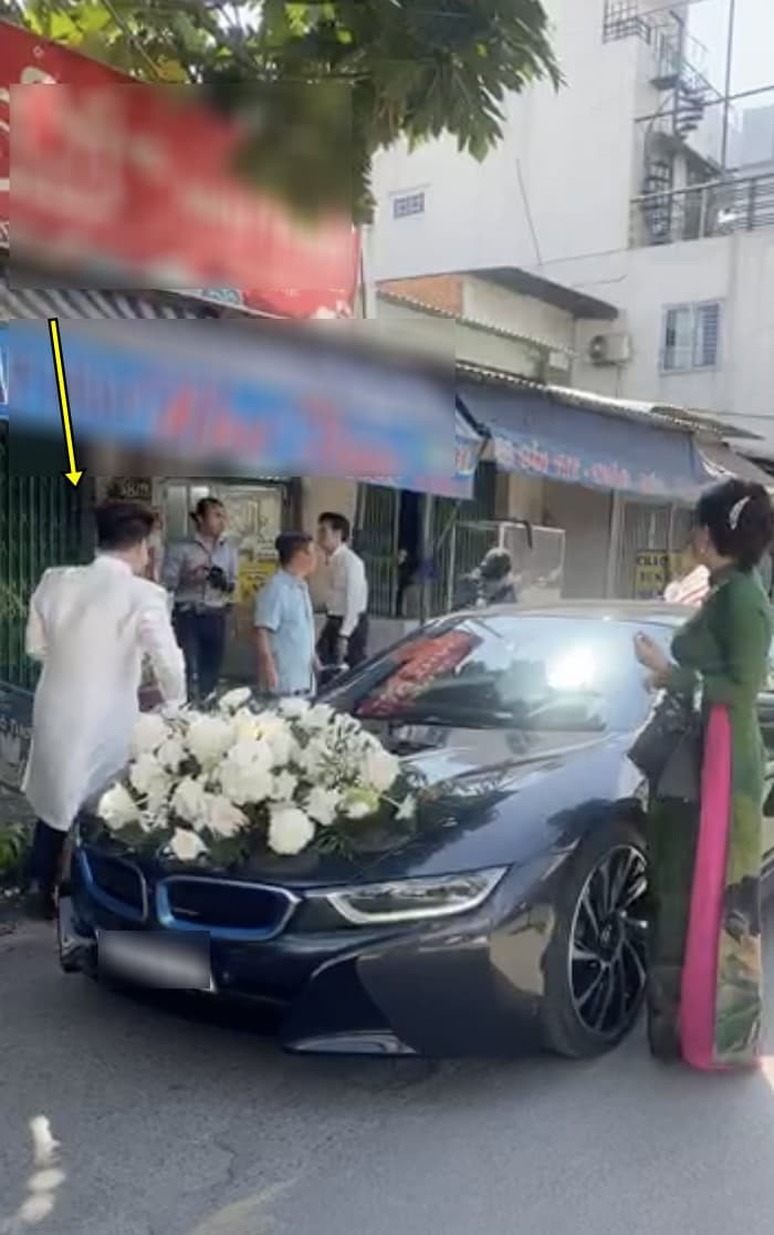 Được mệnh danh là rich kid của làng streamer Việt nên Xemesis không khỏi "gây choáng" khi sử dụng siêu xe BMW i8 trị giá khoảng 7,5 tỷ đồng để rước dâu gây chú ý. BMW i8 từng được ví như của độc, lạ không phải người giàu nào cũng có thể mua được.