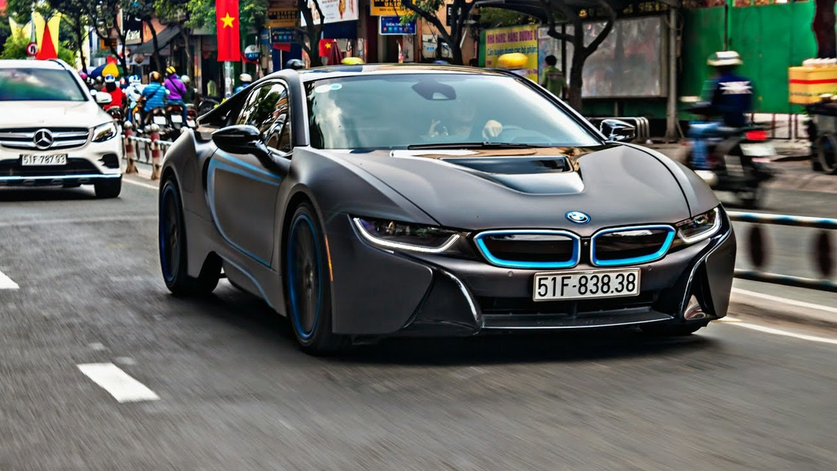 Nội thất xe hiện đại với nhiều trang bị như hệ thống kiểm soát khí hậu, radio vệ tinh, màn hình heads up, kết nối USB/Bluetooth, theo dõi áp suất lốp, ghế chỉnh điện, màn hình 8,8 inch...