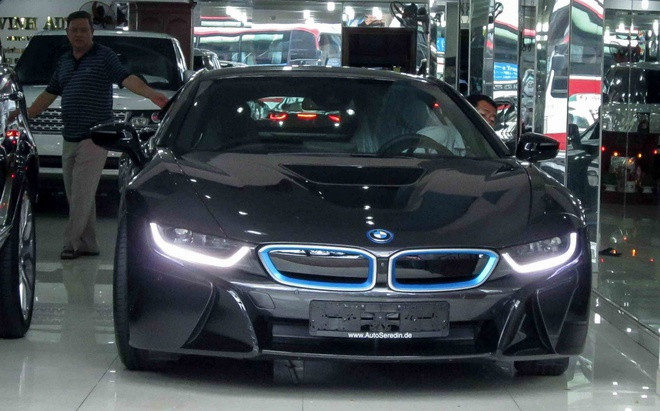 Động cơ của i8 là loại 3 xy lanh 1.5L tạo ra công suất 231 mã lực và mô men xoắn 320Nm.