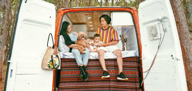 Phía sau chiếc xe là “phòng tắm” kiêm nơi cả gia đình có thể ngồi trên giường phóng tầm mắt nhìn ra xa.