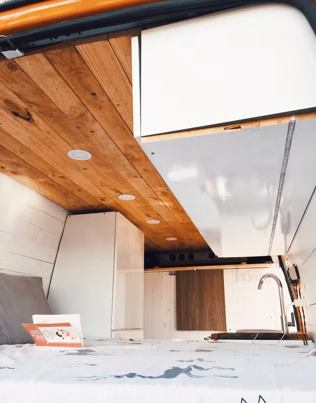 Với sự giúp đỡ của một người bạn và góp ý của vợ anh đã mất thêm khoảng 1 tháng rưỡi để thiết kế, hoàn thiện căn nhà mơ ước trên xe ô tô cũ này.