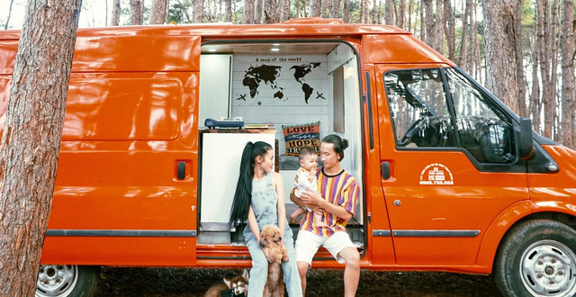 Căn nhà di động này có đầy đủ các tiện nghi cơ bản như điện, bếp, tivi, quạt, nhà vệ sinh, tủ lạnh, tủ đồ, giường, vòi sen…