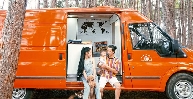 Căn nhà di động này có đầy đủ các tiện nghi cơ bản như điện, bếp, tivi, quạt, nhà vệ sinh, tủ lạnh, tủ đồ, giường, vòi sen…