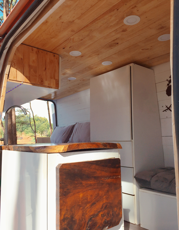 Mọi nội thất ngôi nhà di động đều được lựa chọn kỹ và thiết kế vô cùng đẹp mắt.