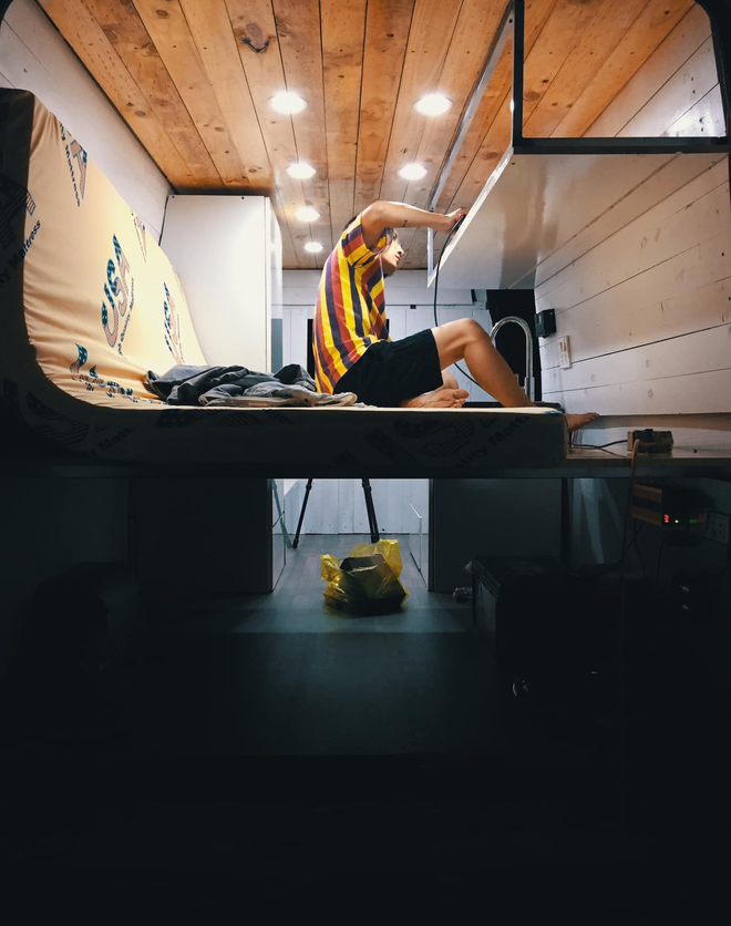 Tự tay biến chiếc xe ô tô 16 chỗ trở thành ngôi nhà di động, Duy Tân vô cùng vui mừng khi lần đầu làm nên một chiếc xe đủ tiện nghi để vợ con có thể thoải mái trên hàng nghìn kilomet phía trước.