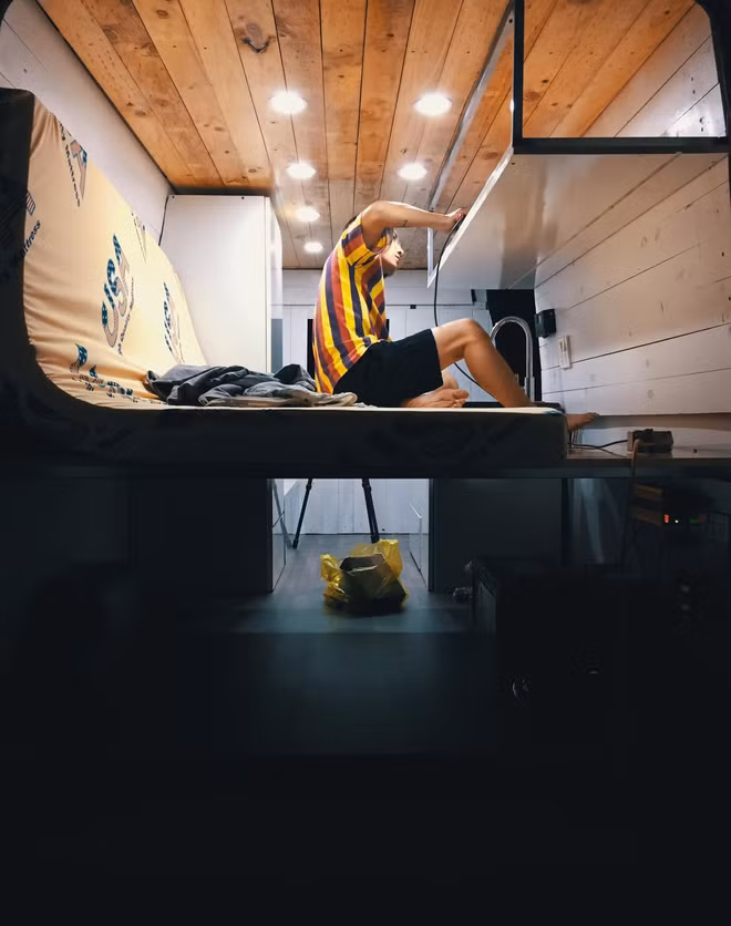 Tự tay biến chiếc xe ô tô 16 chỗ trở thành ngôi nhà di động, Duy Tân vô cùng vui mừng khi lần đầu làm nên một chiếc xe đủ tiện nghi để vợ con có thể thoải mái trên hàng nghìn kilomet phía trước.