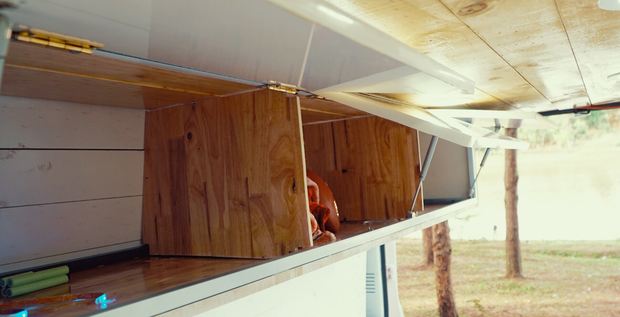 Được biết, đầu năm 2020, vợ chồng Tân dùng số tiền tiết kiệm dành dụm được để mua chiếc xe Ford Transit 2005 loại 16 chỗ với giá 120 triệu đồng. Sau khi mua được xe, anh Tân lên các kênh YouTube để học hỏi kinh nghiệm làm nhà di động.