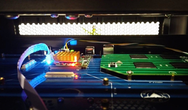 Nhờ số lượng CPU cực lớn này, máy tính Darwin Mouse chứa tới 120 triệu tế bào thần kinh và 100 tỷ khớp thần kinh nhân tạo - tương đương với số lượng tế bào thần kinh trong não của một con chuột.