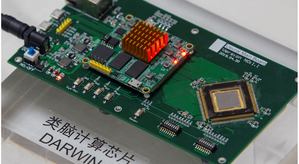 Không chỉ Trung Quốc, một số các quốc gia khác cũng đang bắt tay vào quá trình phát triển máy tính mô phỏng não bộ. Tại Anh, các nhà khoa học thuộc Đại học Manchester đã phát triển một siêu máy tính có tên gọi SpiNNaker, viết tắt của Spiking Neural Network Architecture. Trong khi đó, các hãng công nghệ lớn như Intel, IBM cũng đã và đang thiết kế phần cứng chuyên biệt cho các máy tính mô phỏng não bộ.