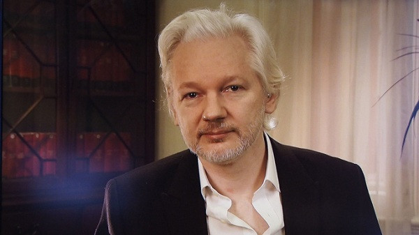 Julian Assange (SN 1971) bắt đầu ''sự nghiệp'' hack ở tuổi 16, đột nhập hệ thống của Lầu Năm Góc, NASA, Lockheed Martin, Citibank, Đại học Stanford. Năm 2006, hacker nguy hiểm này tạo ra nền tảng trực tuyến WikiLeaks để công bố các tài liệu mật, thông tin rò rỉ từ các nguồn ẩn danh và năm 2010, Mỹ mở cuộc điều tra chống lại Assange dẫn độ ông về Mỹ để xét xử.