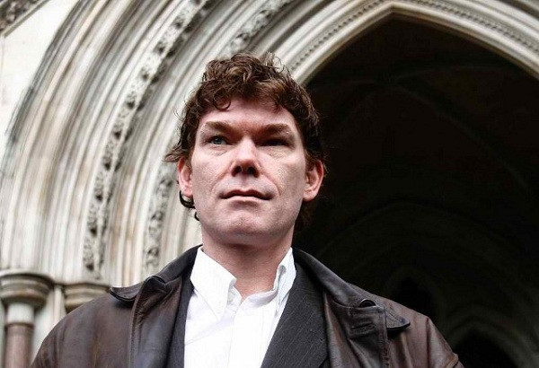 Gary McKinnon (SN 1966, người Anh) có biệt hiệu ''Solo'' là hacker khét tiếng nhất thế giới với vai trò điều phối vụ tấn công mạng máy tính quân sự. Anh ta từng truy cập trái phép 97 máy tính của quân đội Mỹ và NASA gây thiệt hai hơn 700.000 USD nhưng lại dễ dàng ''trốn'' được lênh dẫn độ về nước với lý do ''đang ốm nặng''.