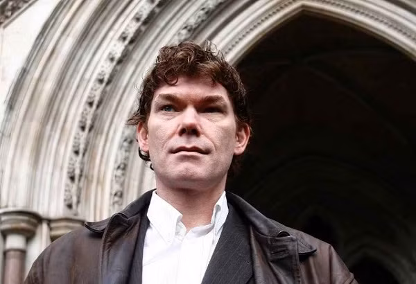 Gary McKinnon (SN 1966, người Anh) có biệt hiệu ''Solo'' là hacker khét tiếng nhất thế giới với vai trò điều phối vụ tấn công mạng máy tính quân sự. Anh ta từng truy cập trái phép 97 máy tính của quân đội Mỹ và NASA gây thiệt hai hơn 700.000 USD nhưng lại dễ dàng ''trốn'' được lênh dẫn độ về nước với lý do ''đang ốm nặng''.