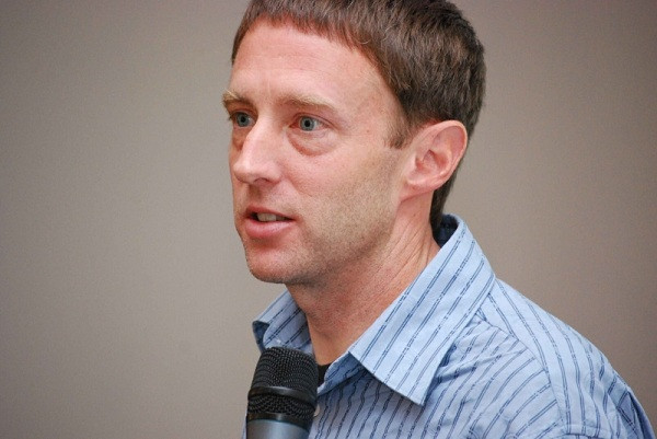 Kevin Poulsen (SN 1965) biệt danh là ''Dark Dante'' có tên trong danh sách truy nã của FBI sau khi hack một số hệ thống của chính phủ và đánh cắp thông tin nghe lén,... Cuối cùng, anh ta bị kết án 51 tháng tù thêm khoản bồi thường 56.000 USD và hiện tại trở thành nhà báo, giúp cơ quan thực thi pháp luật xác định 744 tội phạm trên mạng xã hội.