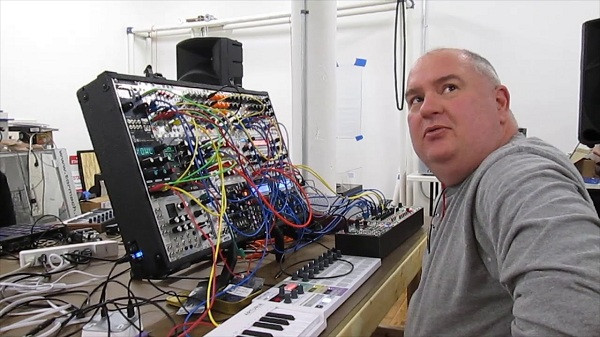 Loyd Blankenship (SN 1965) tham gia các hoạt động hack từ những năm 70 của thế kỷ trước, từng nổi tiếng với các cuốn sách, bài viết về thế giới quan của hacker. Năm 1989, Blankenship được công ty trò chơi Steve Jackson Games tuyển dụng để phát triển GURPS Cyberpunk và trở thành trưởng bộ phận nghiên cứu, thiết kế sản phẩm của hãng phần mềm bảo mật McAfee.