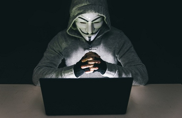 Anonymous (Vô danh) không phải là một cá nhân mà là một nhóm hacker phi tập trung, không có thành viên, cấp bậc thực sự. Kể từ khi xuất hiện năm 2003, Anonymous được ghi nhận là tấn công nhiều mục tiêu nổi tiếng, bao gồm Amazon, PayPal, Sony, giáo phái Khoa luận giáo, chính phủ Úc, Ấn Độ, Syria, Mỹ…và vẫn còn hoạt động đến ngày nay.