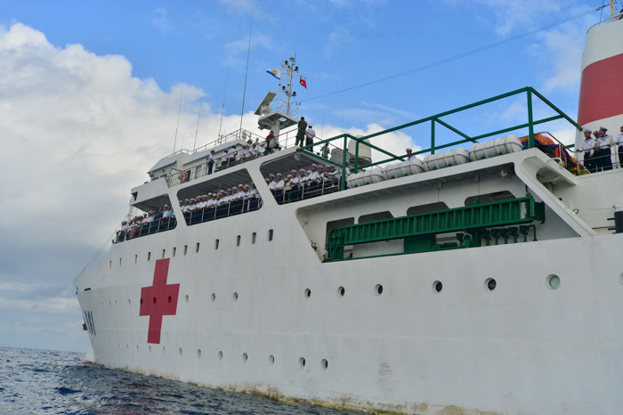 Tàu có 5 boong, boong chính khu C dành riêng cho bệnh viện, kíp quân y tối thiểu 12 người. Tàu có tải trọng 2.070 tấn, chuyên chở được gần 200 người, thủy thủ đoàn cùng ê kíp bác sĩ, hoạt động liên tục 45 ngày trên biển, chịu được sóng từ cấp 8 đến cấp 10.