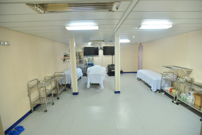 Riêng phòng mổ và phòng hội chẩn được trang bị hệ thống truyền hình trực tiếp với Bệnh viện Trung ương Quân đội 175 qua hệ thống vệ tinh Vinasat. Vì thế, đội ngũ bác sĩ trên tàu có thể nhận được sự tư vấn, hỗ trợ từ đất liền trong các ca phẫu thuật phức tạp khi hoạt động trên biển. Trong trường hợp biển động, tàu đã được trang bị 2 vây chống rung lắc giúp các bác sĩ có môi trường ổn định nhất để làm việc.