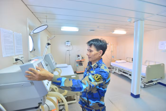 Các trang thiết bị hiện đại bên trong tàu đáp ứng yêu cầu thực hiện được cả những ca bệnh, ca phẫu thuật khó trên biển.