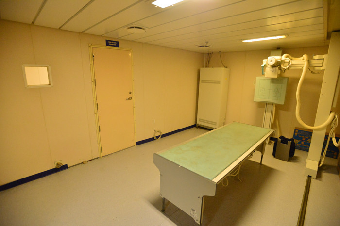 Buồng chụp X-quang trên tàu 561.