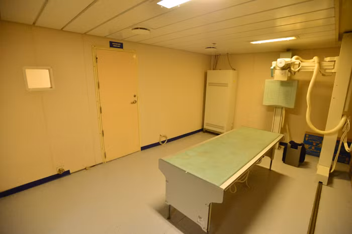 Buồng chụp X-quang trên tàu 561.