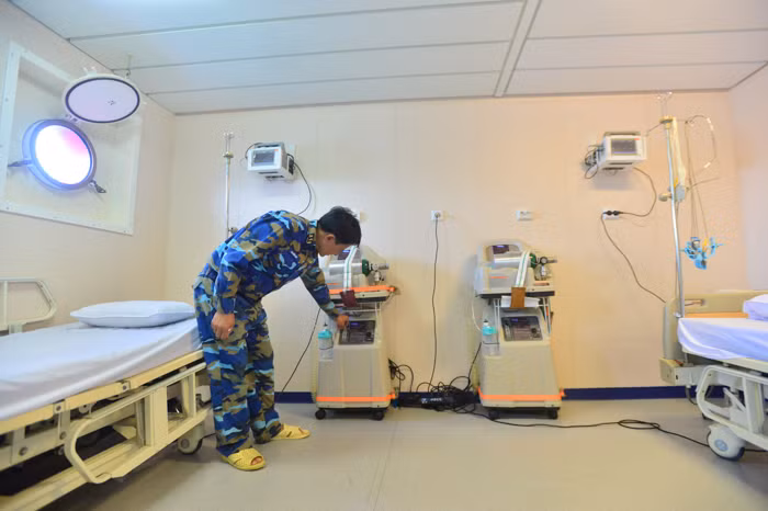 Dặc điểm riêng của tàu 561 là được trang bị buồng giảm áp có thể cấp cứu cùng lúc từ 8 đến 10 người. Buồng giảm áp này chuyên ngành về y học biển, thu dung và điều trị các bệnh nhân bị tai biến do lặn sâu dưới nước.